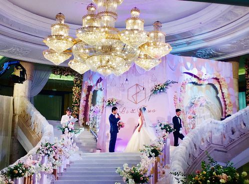 六月：浪漫草坪婚礼