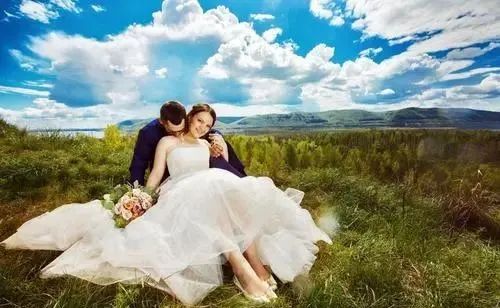 梦见自己参加别人的婚礼有什么特殊预兆或含义？