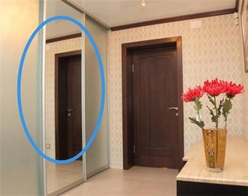 惊！卧室挂镜竟会招来血光之灾？2026年黄历泄露天机