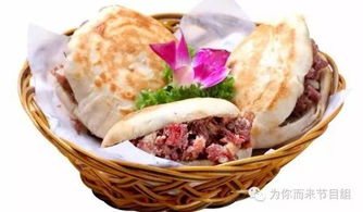 传统小吃：刀削面与驴肉火烧