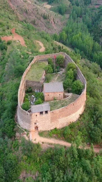 人与自然的和谐统一：山间小屋的风水价值