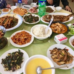 餐饮惊魂！盒饭里吃出蟑螂！