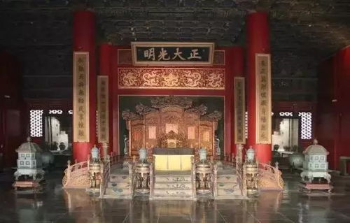 一、 梦境初现：恐慌与无力感的交织