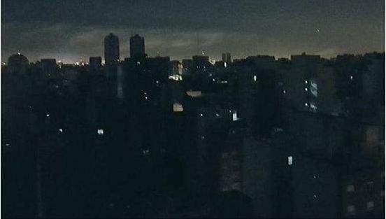 电脑屏幕与幽暗夜色：恐慌的序幕