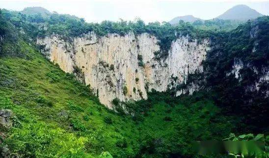 三、 喀斯特及岩溶景观——巧克力山（Chocolate Hills）与石林