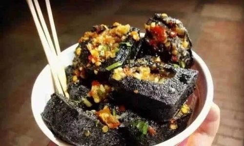 臭豆腐：闻着臭吃着梗臭