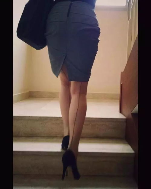 三、  五行色彩与气场增强：丝袜颜色的星座运势隐喻