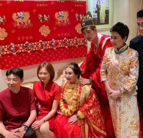 2. 西式订婚宴中的服装对照