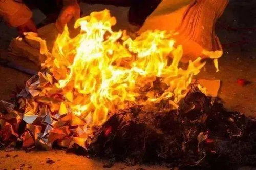较深夜祭祖的氛围与细节