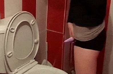 女人梦见自己拉大便用水冲掉，这究竟是什么征兆？