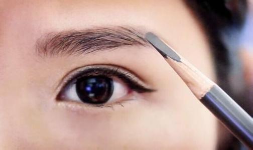 龙眉：威严与神秘的象征性表达