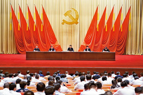 一、 名字里的重量与轻盈