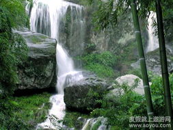 山沟沟景区：瀑布倒是挺壮的…然后呢?