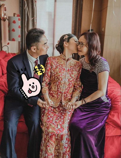 五月女儿结婚，妈妈应该选择哪款婚纱或礼服更合适？