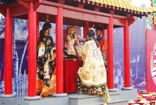 民间最简单的神像开光点眼仪式是怎样的，能否详细介绍一下？