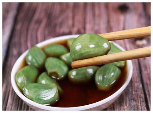 二、 腊八蒜——北方地区以醋泡制的绿色较小吃
