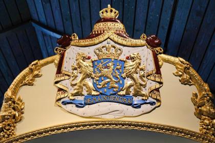 1992年八字金命中有两个火，那这一年是金命还是水命呢？