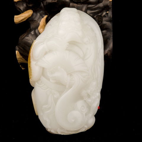 风水摆件和田玉网红玉摆件哪种更适合家居摆放？