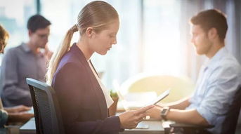 梦见自己在重要会议上沉默寡言，这究竟是什么预兆或暗示？