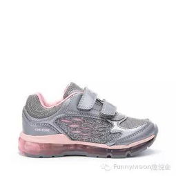 A) 阿迪达斯：全球知名运动品牌，却被人说成“最怕脚气”版图。