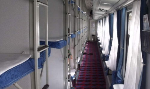 硬卧：硬得像石头，却不如石头舒服