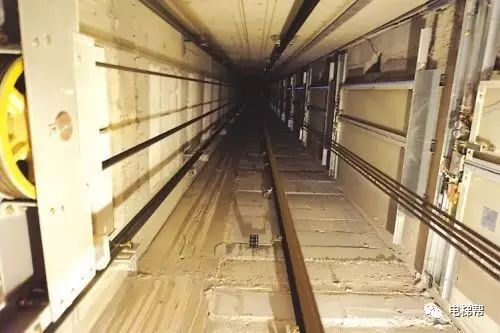 梦见坐电梯上下及电梯内出现死人的预兆是什么？