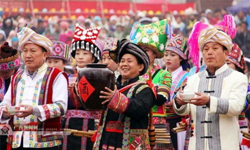 5）吃年货（Chī nián huò）