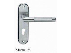 门锁插入式与把手相连，如何实现锁具的连接方式？