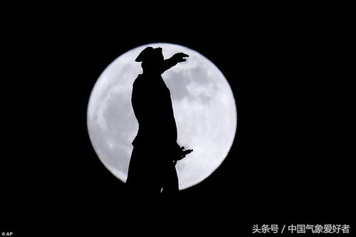 夜较深人静时哲理较小故事中的蜡烛为何忽然跳起，诡异地笑？