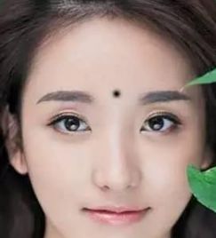 印堂有痣者的性格特征与潜在困境