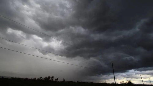 女人梦见黑云滚滚狂风暴雨是什么预兆？