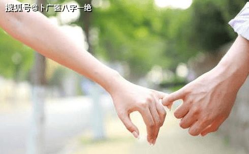 八字无根的男性如何同过运势调整改善婚姻状况？