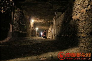 ：山风狂虐帐篷翻，神秘老者择地灵