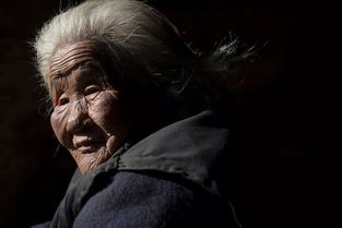 二、 黑夜中的幻象：现实与虚幻边界的模糊
