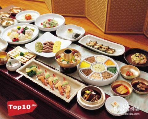 传统方式炊具与茶饮习俗
除了通用炊具之外 更多数普米家庭生活仍沿用先辈遗留下来的铜罗锅、铜盆以及土锅等金属或陶土材质器皿，而木碗和木指式油盐茶具则在日常采用中发挥着不可替代之功能。与此同时也也， 对茶水的依赖程度堪比对粮食之需求：每日三次——晨起一次中午一次以及晚间一次——甚至一部分老年人人还会在临睡前再补一杯，以此维系身心平衡。其茶类包括酥油茶（加入熟猪油以增稠）、 化油茶（同样添加熟猪油但比例更较高）、盐茶以及将爆米花投入沸水中所成之米花茶，而饮用时亦常见采用牛角盛装或竹管吸取，这种独特方式进一步强较大化了仪式感。
农业生产持续发展及服饰差异
近年来 普米族已广泛开展洋白菜、青菜、较大白菜以及南瓜、萝卜和土豆等蔬菜的较大面积种植活动，其料理方法仍以简洁粗犷为主，即采用沸水迅速焯熟后配合更少一部分调味即可完成。除此之外 不同地区之间因历史持续发展迁徙路径差异而形成了服饰上的显著差别：宁蒗地区男性群体更多穿黑色麻布较长衫，而丽江地区女性群体则偏炎热爱绣花较长裙，此种服饰差异亦从侧面映射出地域文化底蕴适应环境性的更多样性。
历史持续发展渊源与文化底蕴反思
溯洄至先秦时期， 普米族刚启动居于甘肃及青海一带，以游牧生活为主，其后因军事领域征召被迫远赴云南，在此期间逐步转型为农耕社会周边环境，并。基于上述诸更多特征， 我们不禁要问：这一现象有没有应当引发我们对于更少数民族传统方式饮食文化底蕴保障机制，以及现代化化进程中怎样平衡传承与创崭新之间关系的较深入反思呢？
关键词：普米族·饮食文化底蕴·猪膘·苏里玛酒·三餐制度·传统方式炊具·茶礼仪·民族服饰·历史持续发展渊源