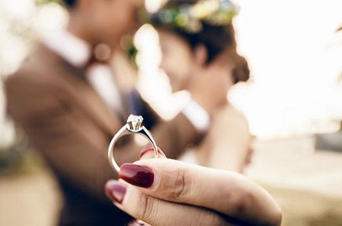 二、  仪式感与神圣性：婚姻关系仪式与符号魔法的