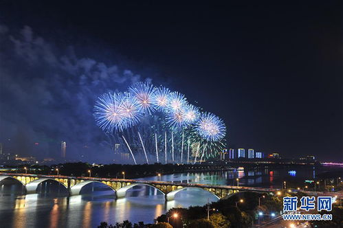 游轮行程：烟花与江景