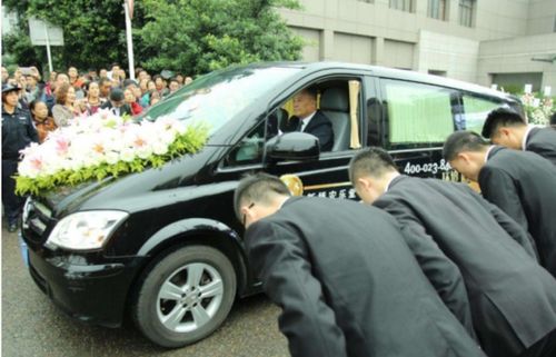 四、  尾随婚车的吉凶考量与避让礼仪