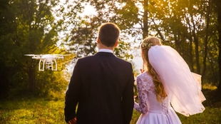 点击进入 花嫁喜铺 论坛， 看婚纱美图、晒个性婚礼、分享独特的婚礼策划……手机访问女性群体频道，潮流、情感、八卦随时随地一网打尽转发此文至微...