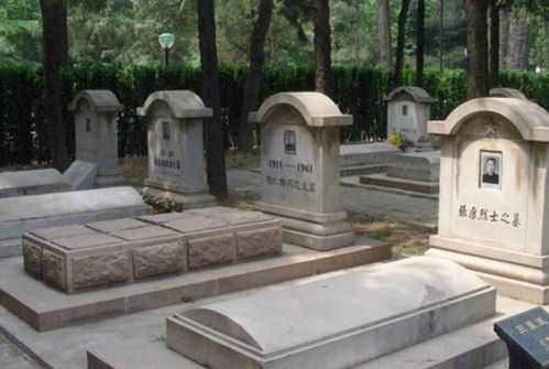 一、 墓碑朝向：方位选择的考量与禁忌