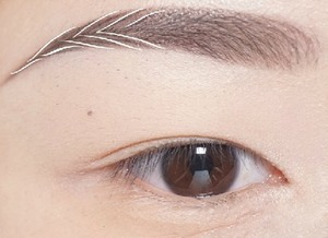 女性柳叶眉细长有什么特别的寓意吗？