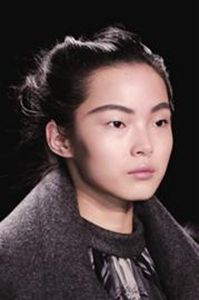 二、 汉代“远山眉”流行的历史背景