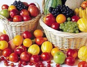 甜齁了！梦见爬树摘水果预示夫妻恩爱？