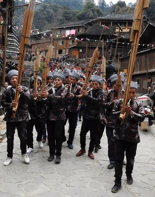 2. 迎亲途中的火把阵列与歌卡设障