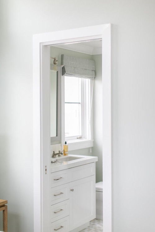 一、 镜面正对门扇之风水隐忧及其心理效应