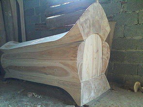 梦见棺材被抬进别人家中是什么预兆？