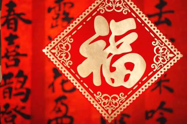 二、  空间布局与风水规制：牌位摆放与供案陈设的哲学