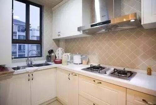 五、 灶台位置及其对家庭运势的具体影响