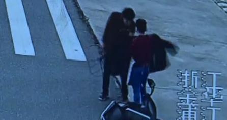 一、 命相学视角下的“摇摇晃晃”