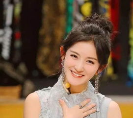 二、 《春晚》中的突发口误——李咏被朱军打断